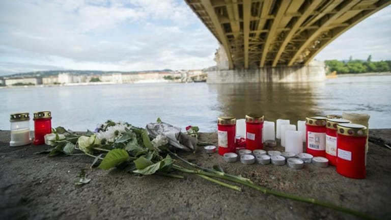 Kerzen und Blumen sind unter der Margaretenbrücke platziert.
