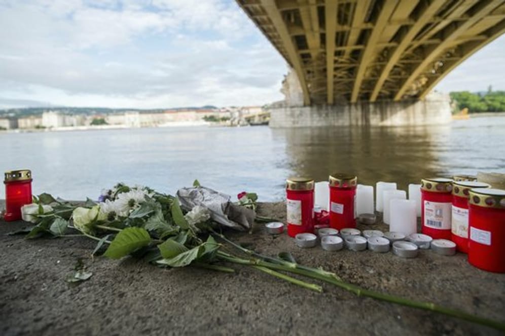 Kerzen und Blumen sind unter der Margaretenbrücke platziert.