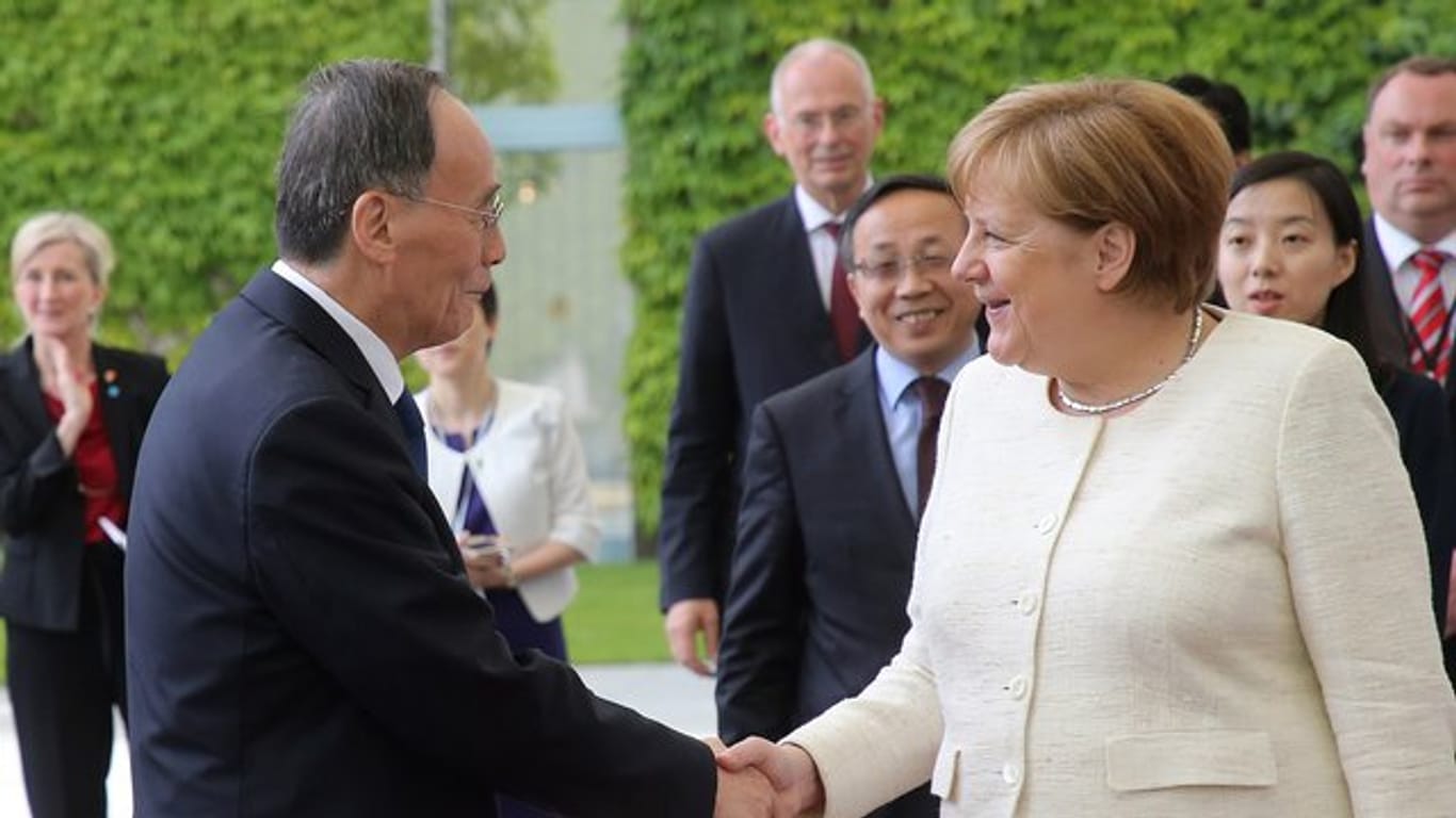 Bundeskanzlerin Angela Merkel empfängt im Bundeskanzleramt Wang Qishan, Vizepräsident von China, zu einem Gespräch.