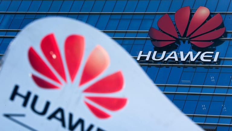Huawei-Logo am Forschungs- und Entwicklungszentrum des Konzerns: Der Konzern und viele seiner Tochtergesellschaften stehen auf einer Liste von Unternehmen, deren Geschäftsbeziehungen zu US-Partnern strengen Kontrollen unterliegen.