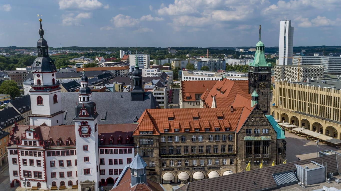 Altes und Neues Rathaus in Chemnitz: Vier Männer griffen in der Innenstadt zwei Personen an. (Archivbild)