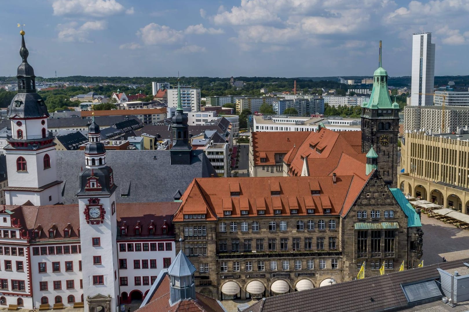 Altes und Neues Rathaus in Chemnitz: Vier Männer griffen in der Innenstadt zwei Personen an. (Archivbild)