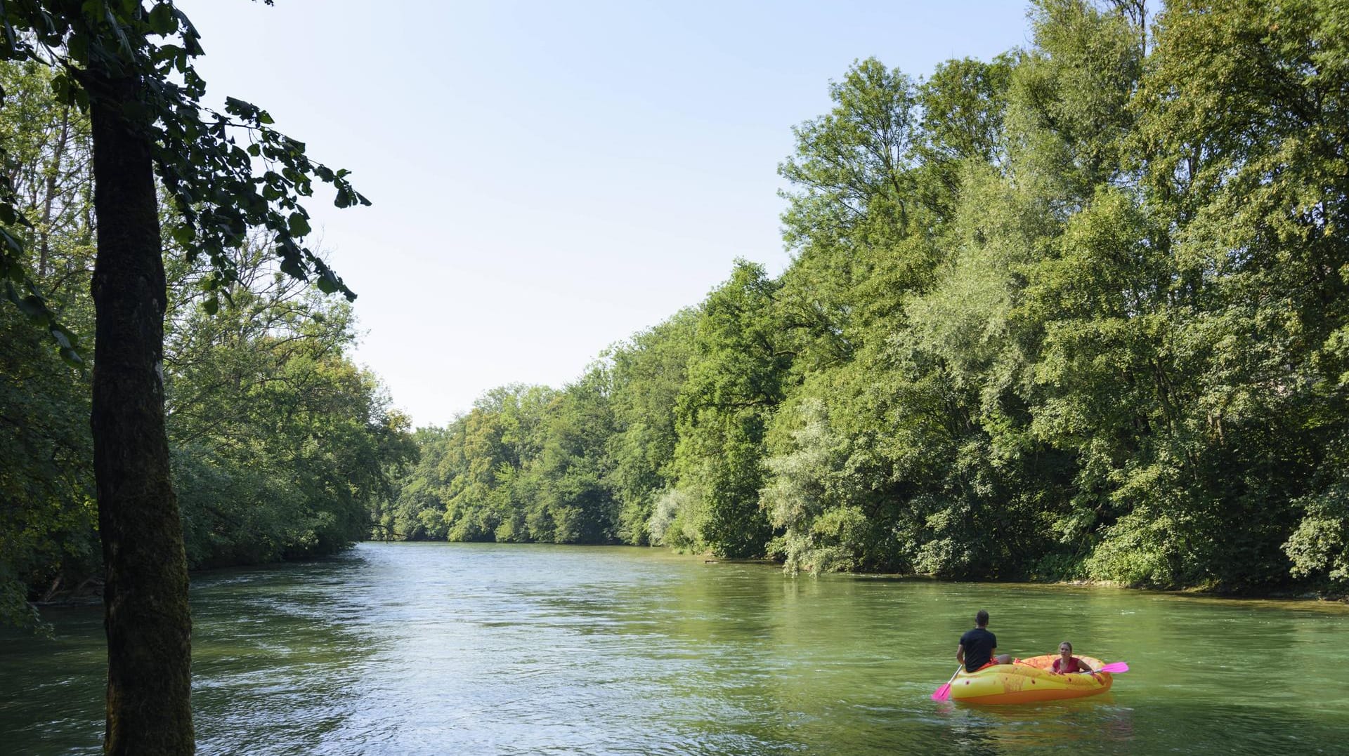Der Fluss Alz in Bayern: Feuerwehr und Polizei suchen nach einem 18-jährigen Mann. (Archivbild) Der Fluss Alz in Bayern: Feuerwehr und Polizei suchen nach einem 18-jährigen Mann. (Archivbild)