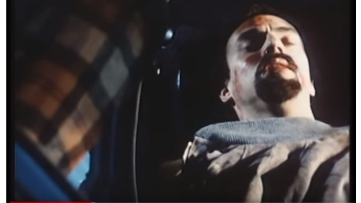Lkw-Fahrer finden Günther Stoll blutüberströmt in seinem Auto. Die Szene wurde für die Sendung "Aktenzeichen XY... ungelöst" nachgestellt.
