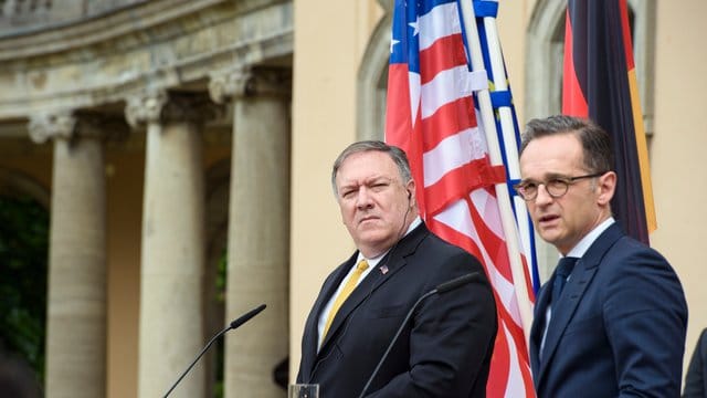 Mike Pompeo (l.