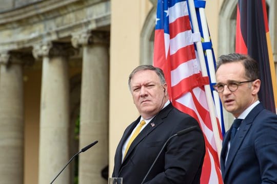 Mike Pompeo (l.