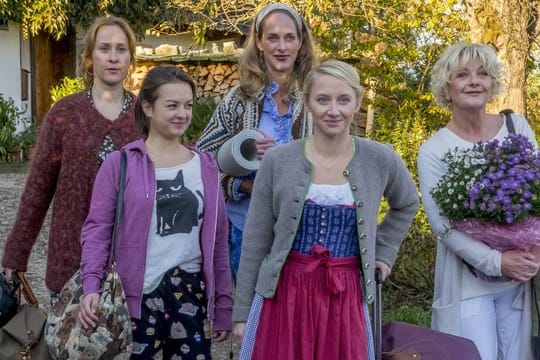 Diana (Marlene Morreis, l -r), Fritzi (Michelle Barthel), Marie (Sophie von Kessel), Paula (Anna Maria Mühe) und Judith (Saskia Vester) verbünden sich gegen die Männer.