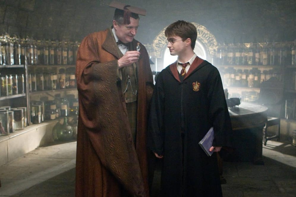 Szene aus "Harry Potter und der Halbblutprinz": Die neuen "Potter"-Bücher sollen einen Einblick in die Hogwarts-Schulfächer geben.