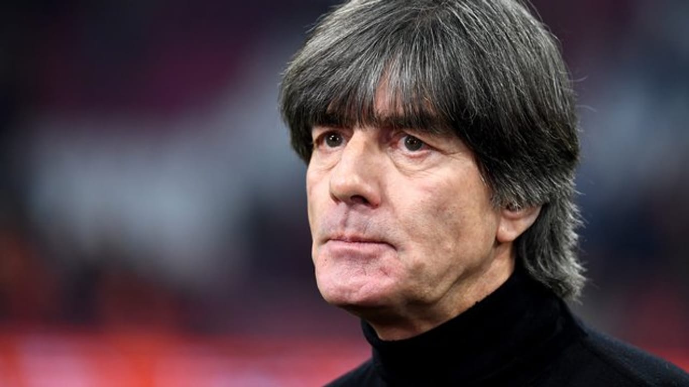 Bundestrainer Joachim Löw kann das DFB-Team wegen der Folgen eines Sportunfalles in der EM-Quali nicht betreuen.