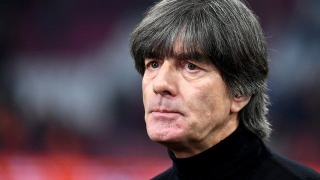 Bundestrainer Joachim Löw kann das DFB-Team wegen der Folgen eines Sportunfalles in der EM-Quali nicht betreuen. Bundestrainer Joachim Löw kann das DFB-Team wegen der Folgen eines Sportunfalles in der EM-Quali nicht betreuen.