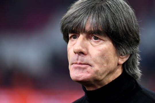 Bundestrainer Joachim Löw kann das DFB-Team wegen der Folgen eines Sportunfalles in der EM-Quali nicht betreuen.