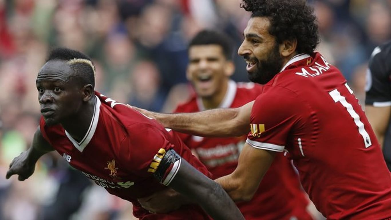 Der FC Liverpool setzt auf die Tore von Sadio Mané (l) und Mohamed Salah.