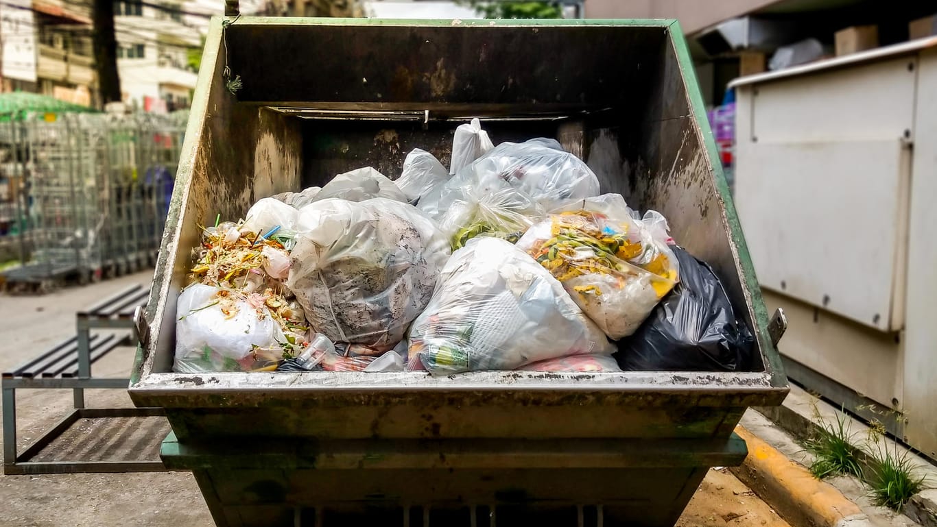 Lebensmittel im Müll: Sie aus Containern einzusammeln, ist bisher verboten.