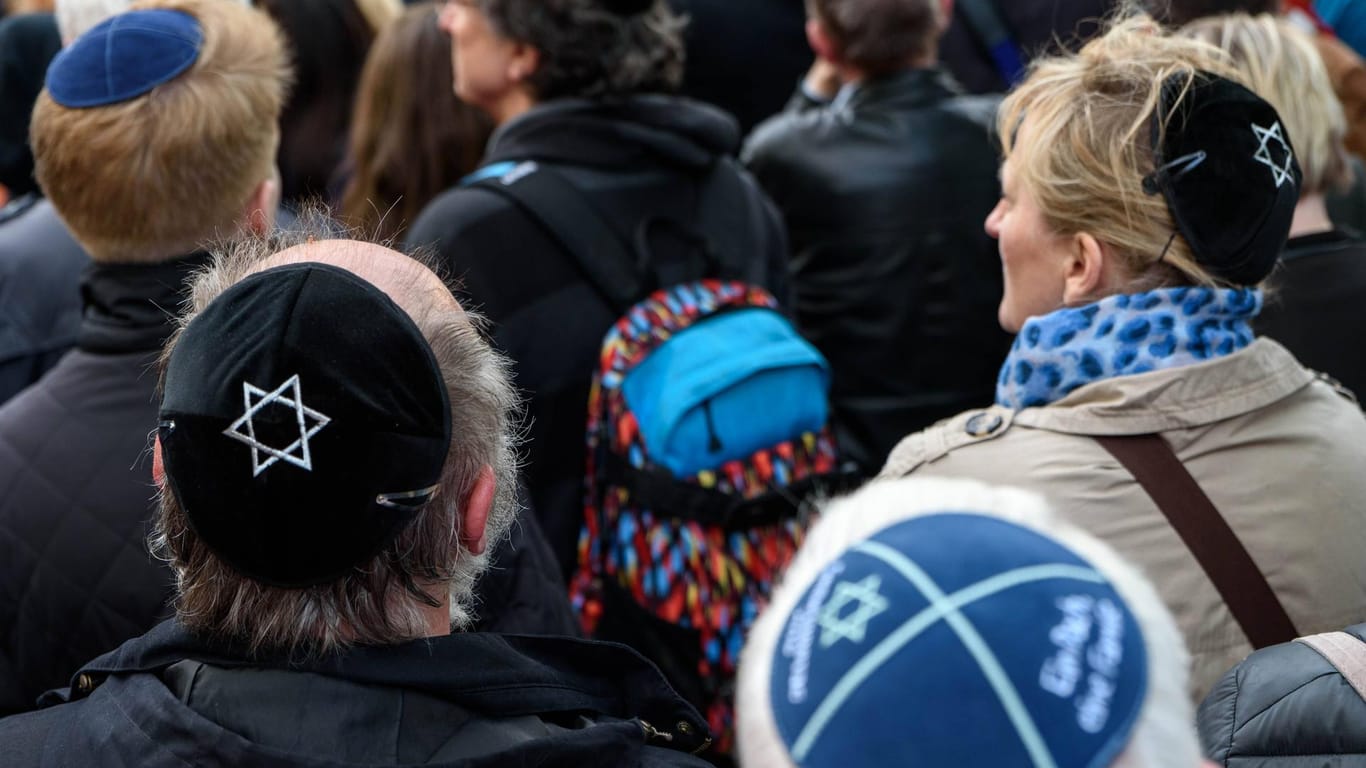 Demonstration gegen Antisemitismus in Berlin: Solche Aktionen wie "Berlin trägt Kippa" hält Kolumnistin Lamya Kaddor für sinnlos.