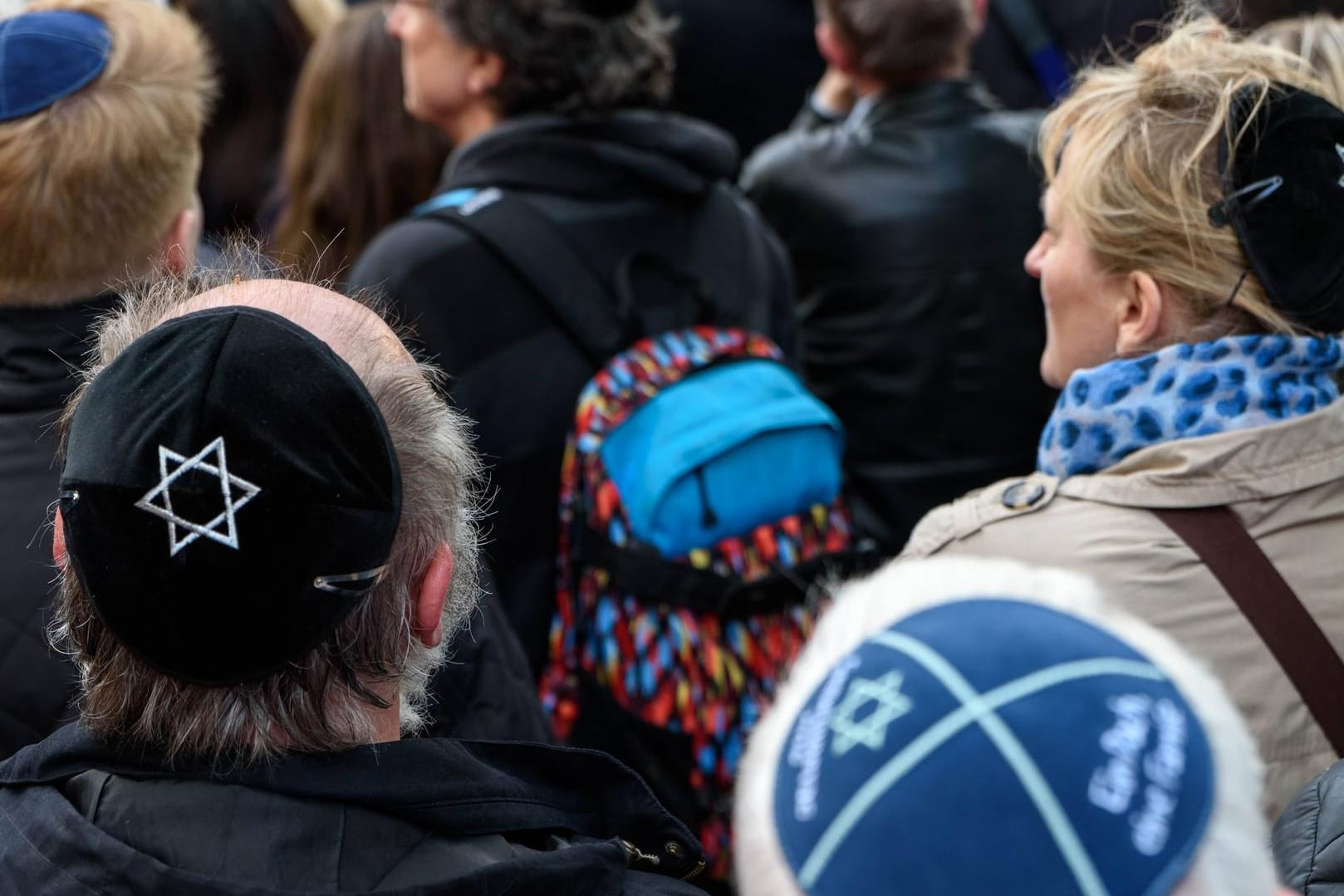 Demonstration gegen Antisemitismus in Berlin: Solche Aktionen wie "Berlin trägt Kippa" hält Kolumnistin Lamya Kaddor für sinnlos.