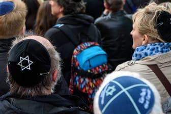 Demonstration gegen Antisemitismus in Berlin: Solche Aktionen wie "Berlin trägt Kippa" hält Kolumnistin Lamya Kaddor für sinnlos.