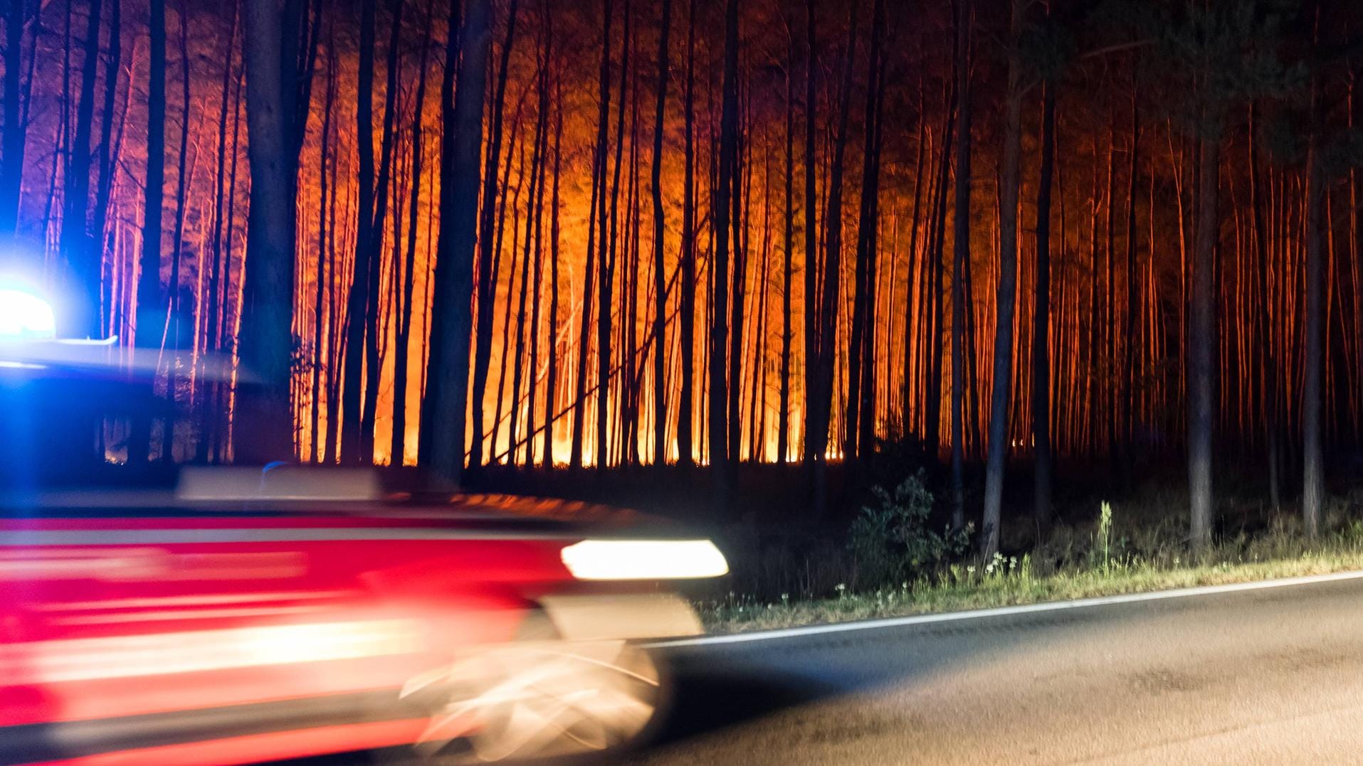 Ein Feuerwehrauto im August 2018 in der Nähe von Treuenbrietzen in Brandenburg: Der Waldbrand war in Berlin zu riechen.