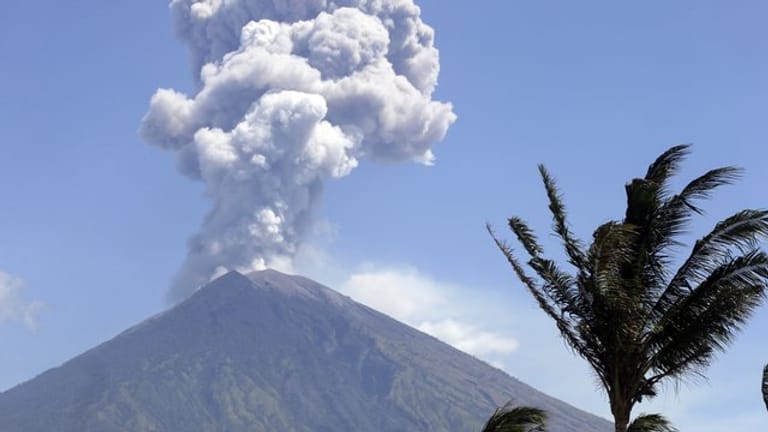 Immer wieder hält der Vulkan Agung die Menschen auf Bali mit kleineren und mittleren Eruptionen in Atem.