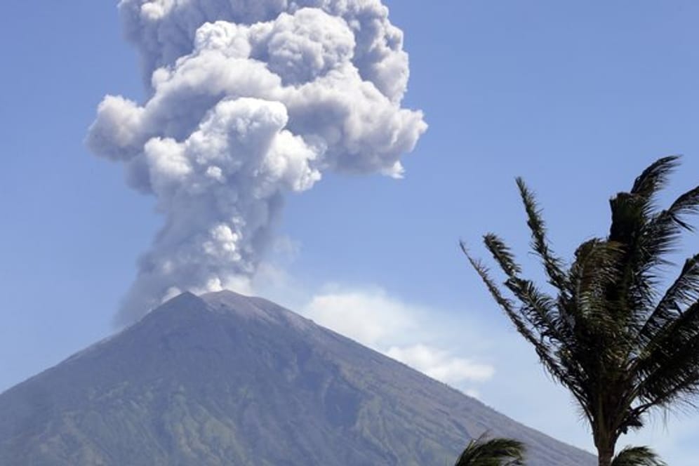 Immer wieder hält der Vulkan Agung die Menschen auf Bali mit kleineren und mittleren Eruptionen in Atem.