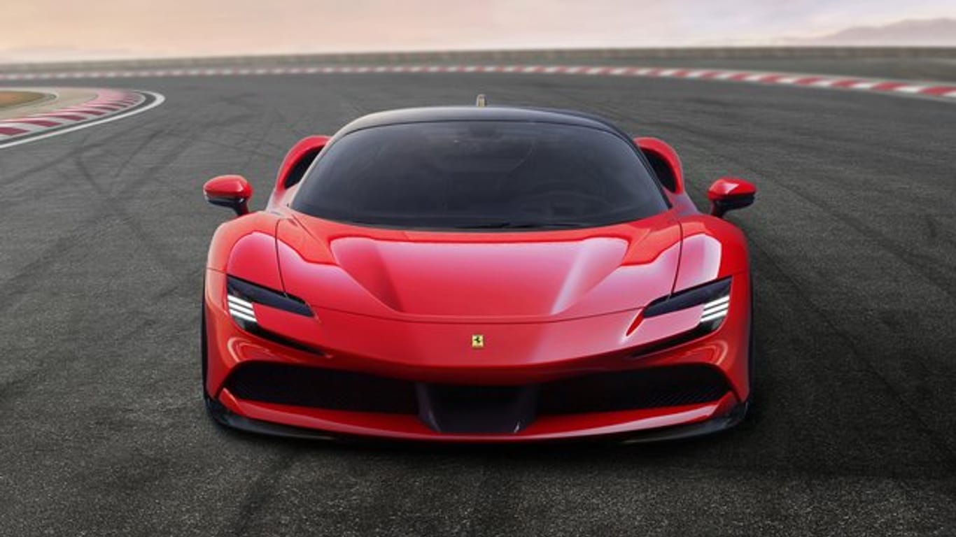 Motoren-Quartett: Der neue Supersportwagen Ferrari SF90 Stradale kann seinen V8-Verbrenner mit bis zu drei E-Motoren koppeln und so eine Leistung von bis zu 730 kW/1000 PS parat stellen.