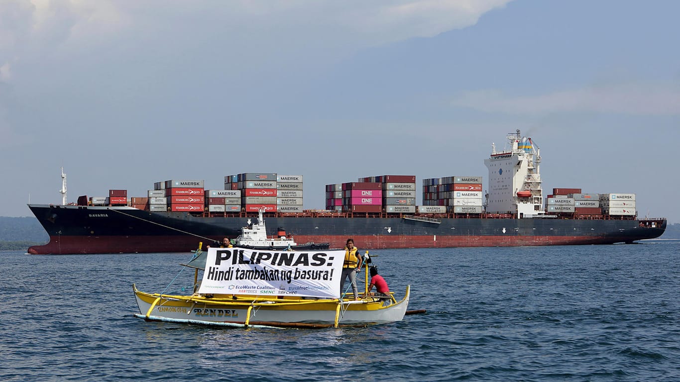 Die "MV Bavaria" hinter einem Protestschiff von Greenpeace: Die philippinische Bevölkerung will nicht, dass ihr Land zur Müllhalde wird.