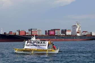 Die "MV Bavaria" hinter einem Protestschiff von Greenpeace: Die philippinische Bevölkerung will nicht, dass ihr Land zur Müllhalde wird.