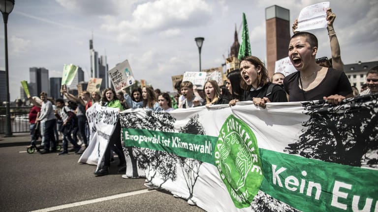 Schülerinnen und Schüler demonstrieren in Frankfurt für Klimaschutz: Mehr als 300.000 Menschen gingen am Freitag vor der Europawahl auf die Straße.