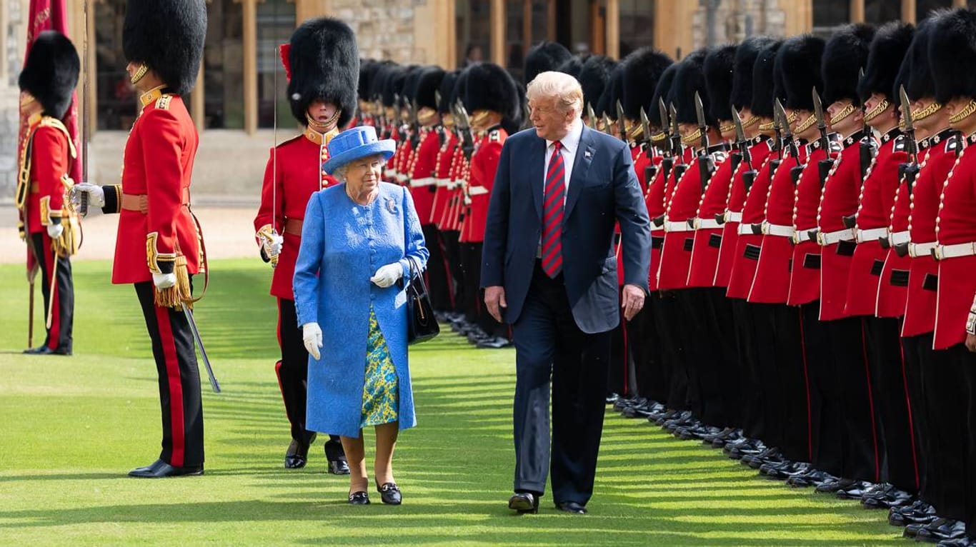 Keine Verbeugung: Donald Trump hielt sich bei seinem Treffen mit Queen Elizabeth gleich mehrfach nichts an Protokoll.
