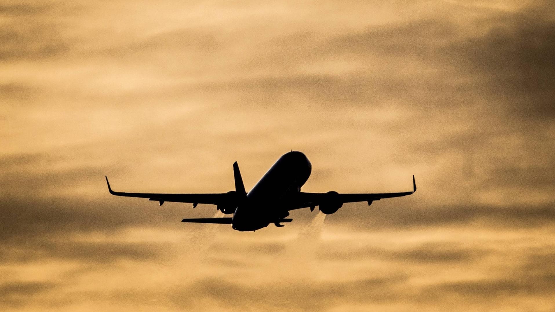 Ein Flugzeug startet vom Flughafen Tegel in Berlin: Fliegen oder nicht? Für viele Menschen ist das eine der greifbarsten Entscheidungen mit Folgen für den Klimaschutz im Alltag.