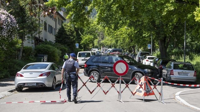 In der Nähe des Hauses wird die Straße, in dem es eine mutmaßliche Geiselnahme mit mehreren Toten gegeben hat, gesperrt.
