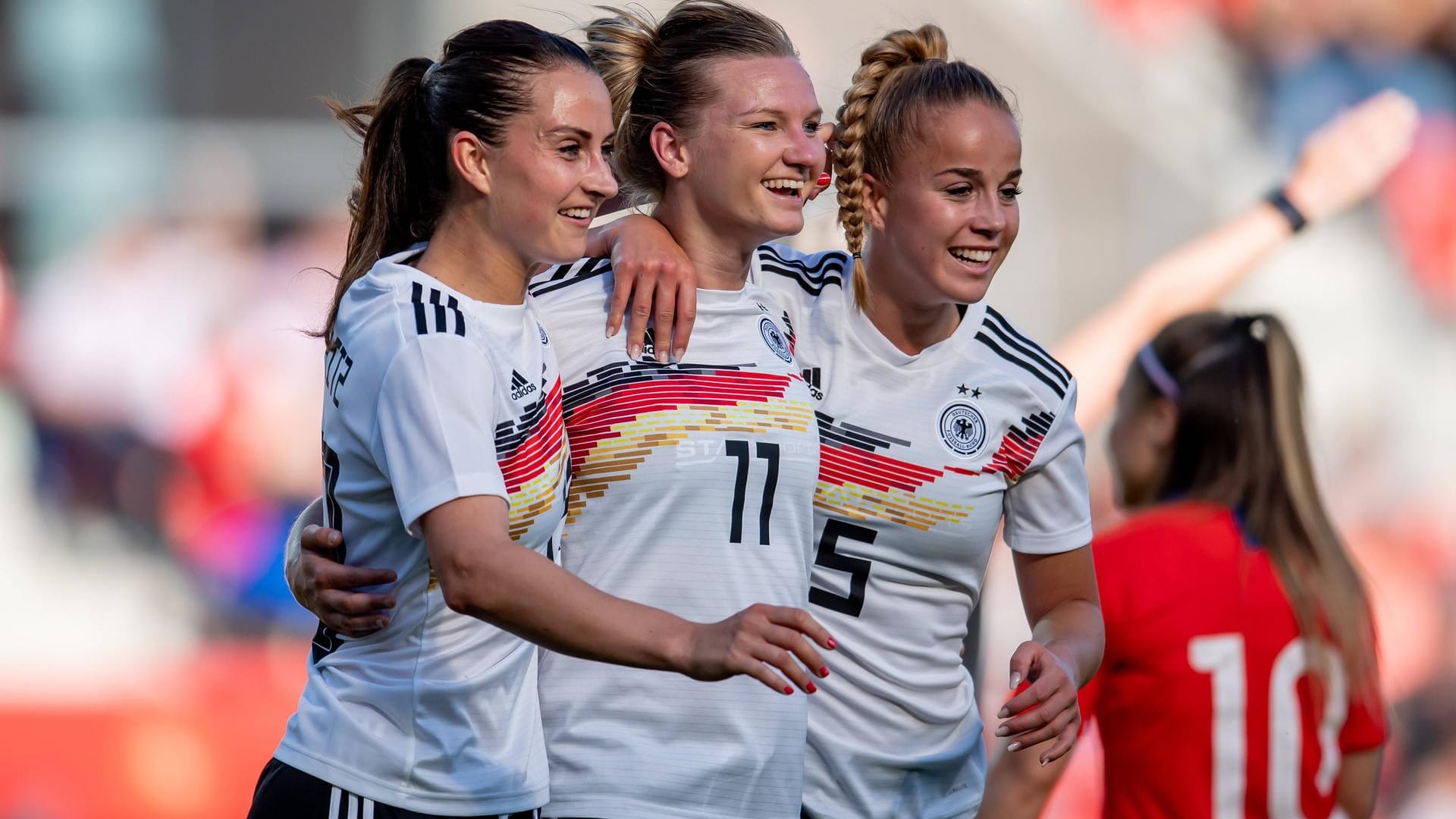 Kurz vor WM-Start: Alexandra Popp (M.) mit Sara Daebritz (l.) und Giulia Gwinn.