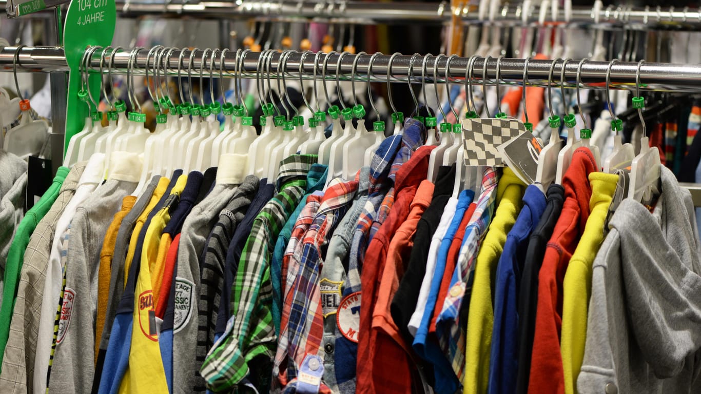 Kleidung hängt an einem Ständer zum Verkauf: Jeder Deutsche shoppt pro Jahr etwa 60 neue Teile.