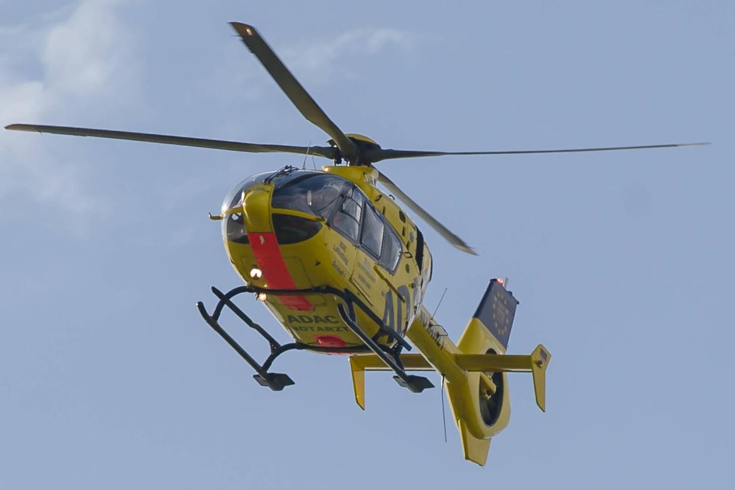 Ein Rettungshubscharuber des ADAC: Zwei Männer stürzten aus dem Kofferraum eines fahrenden Autos. (Symbolbild)