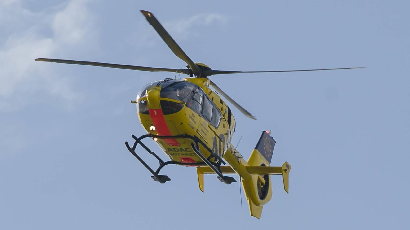 Ein Rettungshubscharuber des ADAC: Zwei Männer stürzten aus dem Kofferraum eines fahrenden Autos. (Symbolbild)