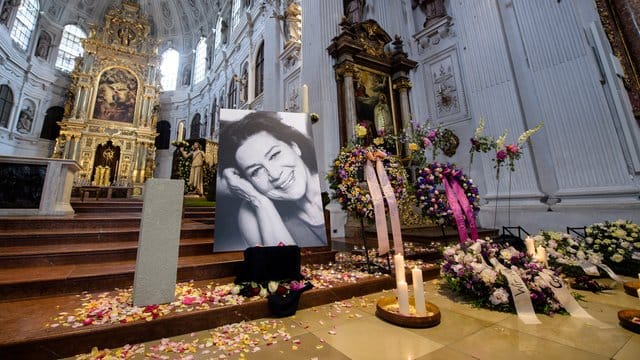 Kerzen, Blütenblätter, Kränze und ein Porträt von Hannelore Elsner in der Kirche St.