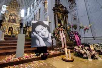 Kerzen, Blütenblätter, Kränze und ein Porträt von Hannelore Elsner in der Kirche St.