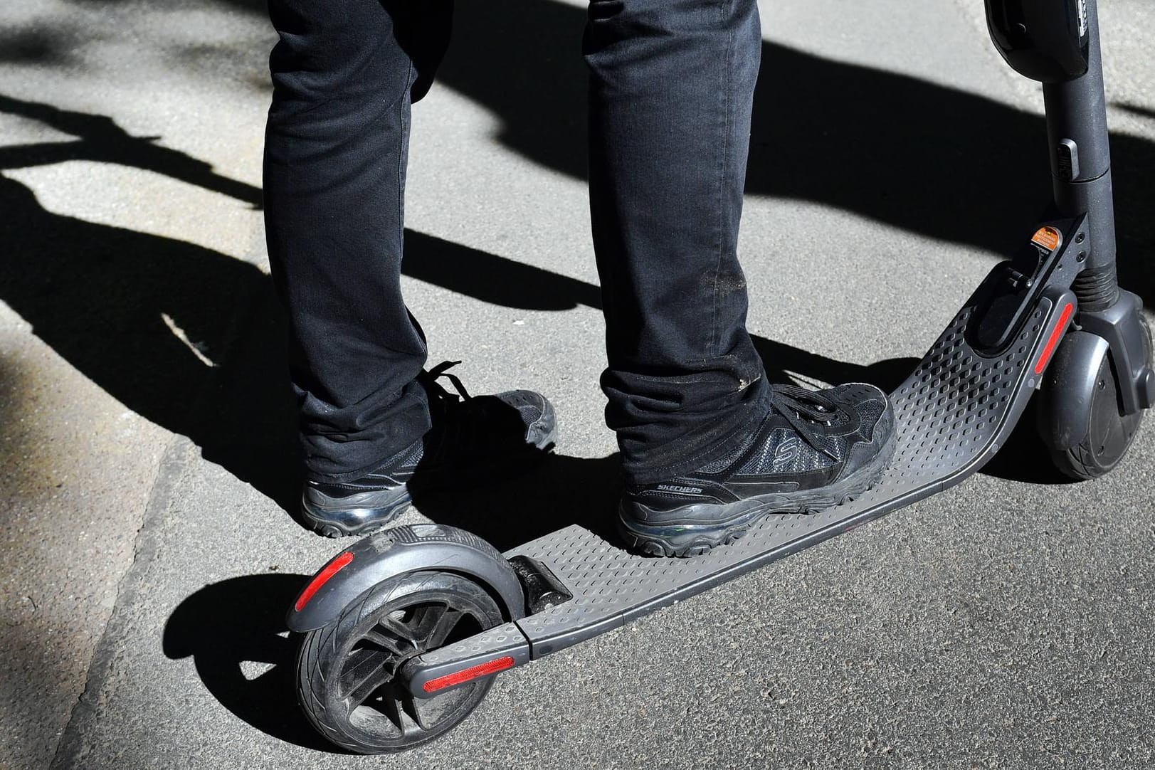 Mann auf einem E-Roller: Von Juni an sind die neuen Vehikel auch in Deutschland zugelassen. (Symbolfoto)