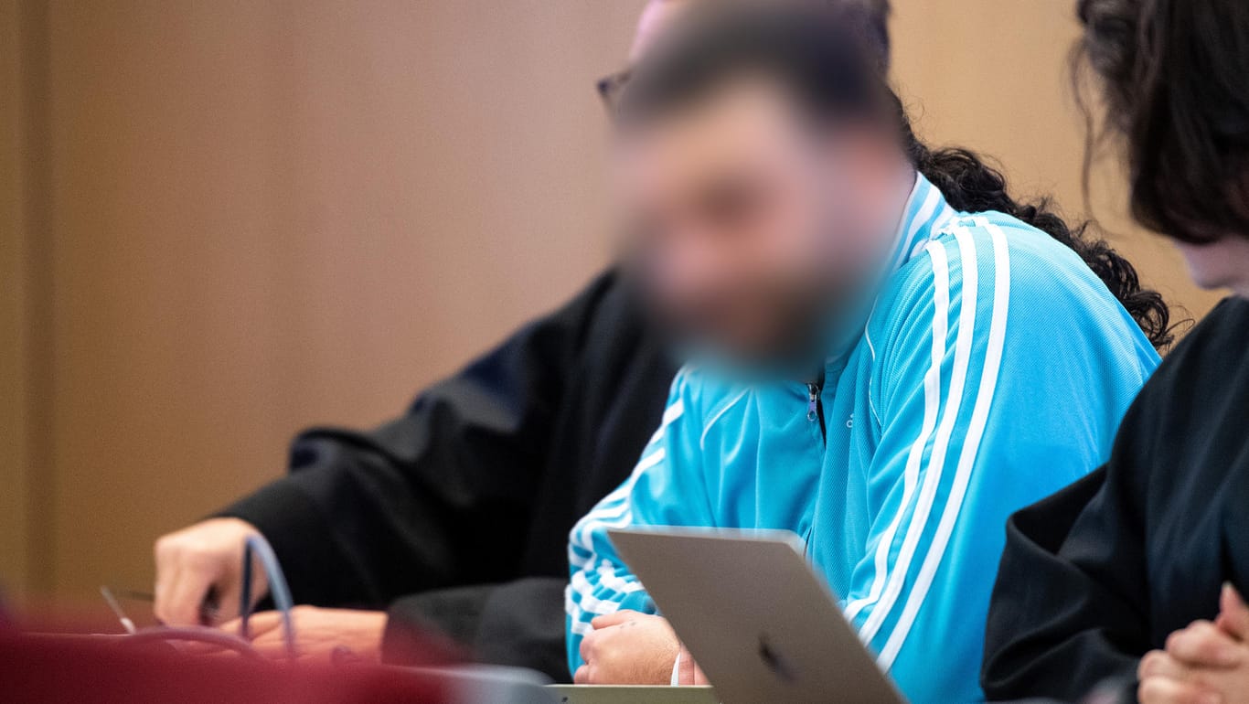 Der Hauptangeklagte im Landgericht Düsseldorf: Er und drei mitangeklagte "Christen-Rocker" sollen eine 24-Jährigen brutal misshandelt haben.