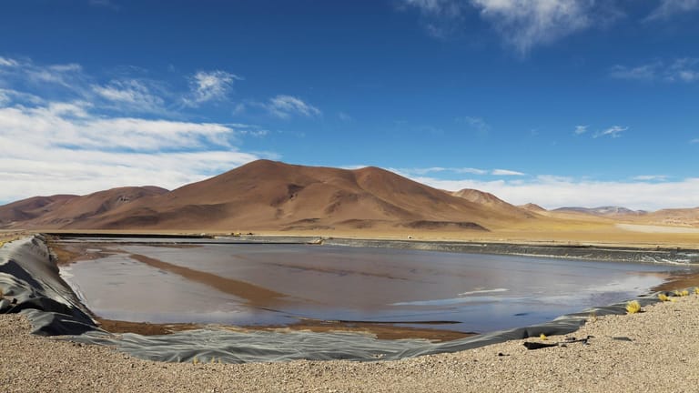 Lithium-Gewinnung in Südamerika: In riesigen Becken wird das aus der Tiefe geförderte Wasser aufgefangen – um unter der Sonne zu verdunsten.