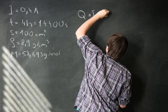 Schüler löst Mathe-Aufgabe: Im Saarland verbessern sich die Abitur-Noten in Mathematik von mehr als 3.000 Schülerinnen und Schülern. (Symbolfoto)