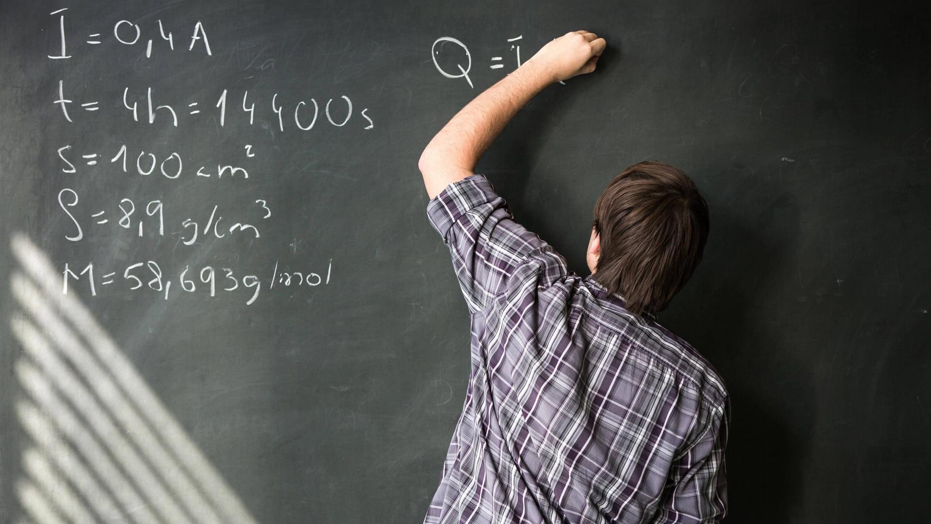 Schüler löst Mathe-Aufgabe: Im Saarland verbessern sich die Abitur-Noten in Mathematik von mehr als 3.000 Schülerinnen und Schülern. (Symbolfoto)