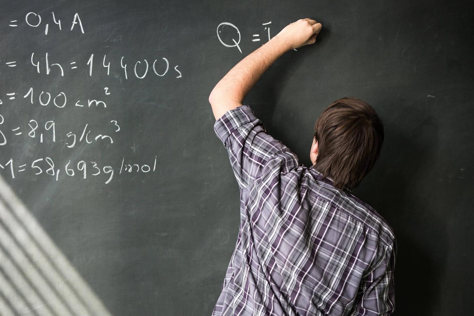 Schüler löst Mathe-Aufgabe: Im Saarland verbessern sich die Abitur-Noten in Mathematik von mehr als 3.000 Schülerinnen und Schülern. (Symbolfoto)