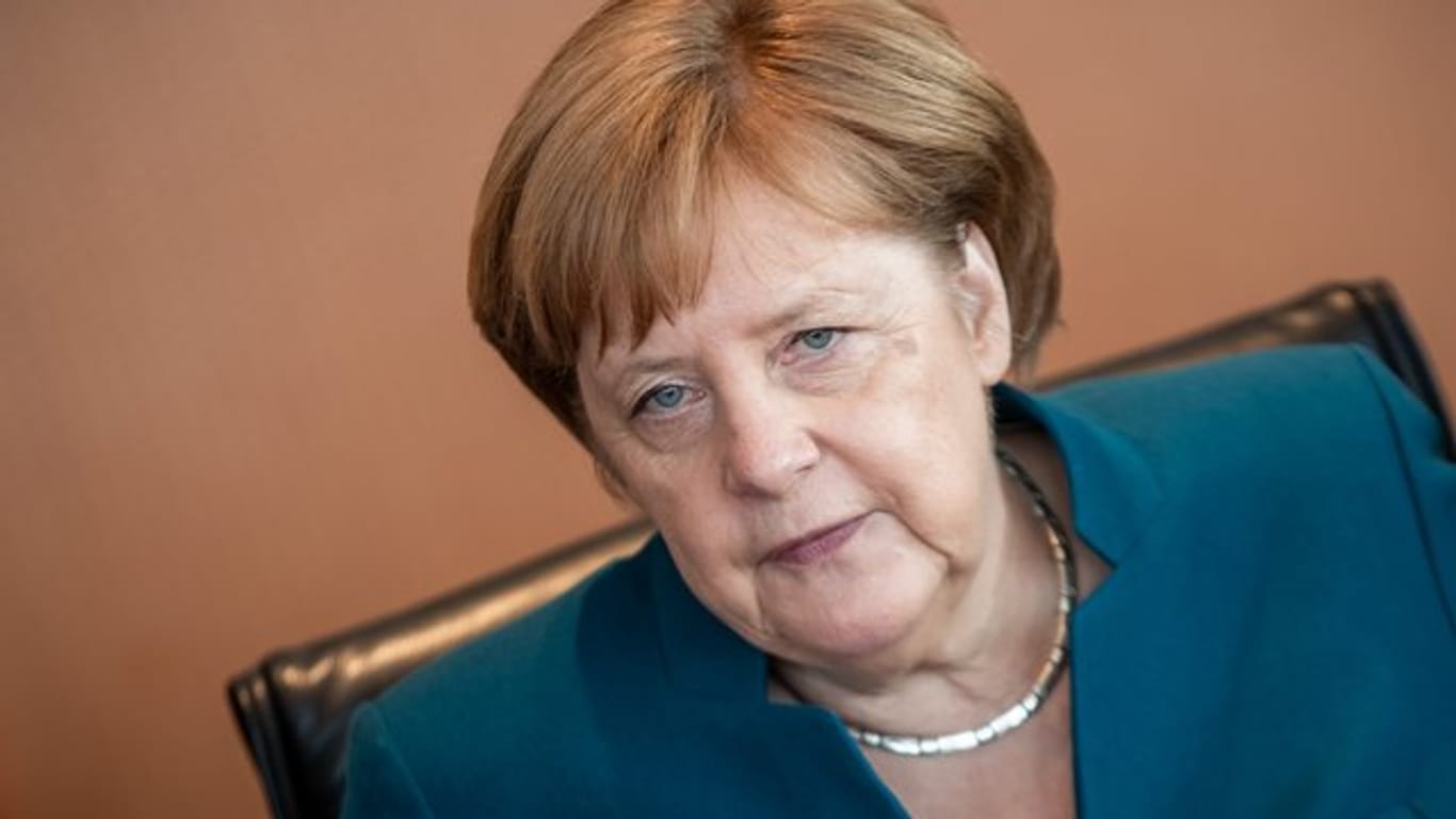 Kanzlerin Merkel beim Warten auf den Beginn einer Kabinettssitzung.