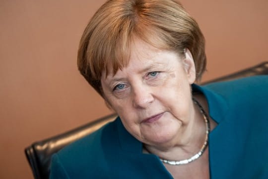 Kanzlerin Merkel beim Warten auf den Beginn einer Kabinettssitzung.