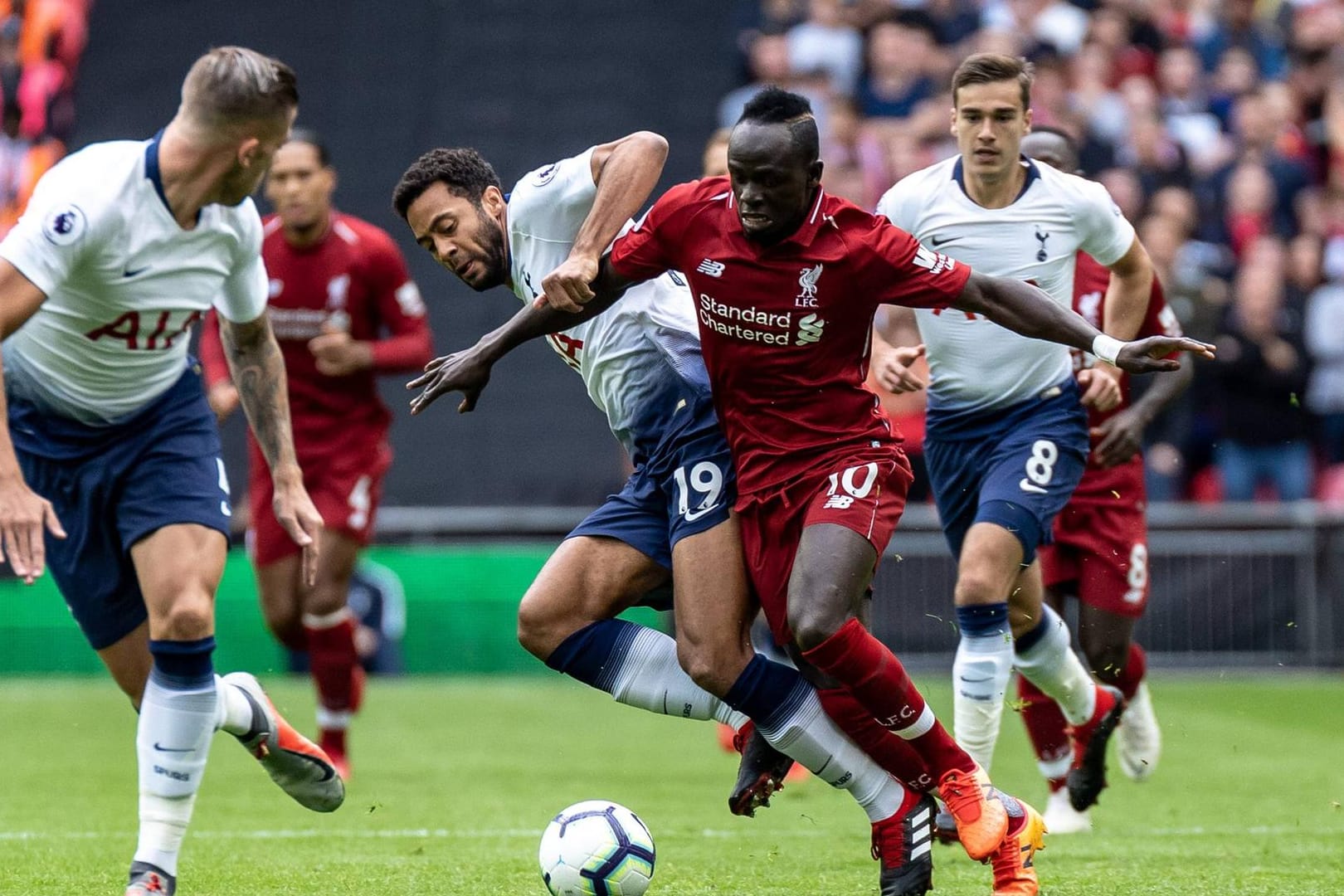 Tottenham (weiß) und Liverpool stehen sich im Endspiel gegenüber.
