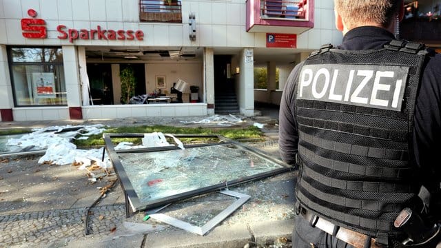 Polizeibeamte sichern das Umfeld vor einer Sparkassenfiliale nach einer Explosion mit Raub in Berlin (Archiv).