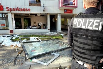 Polizeibeamte sichern das Umfeld vor einer Sparkassenfiliale nach einer Explosion mit Raub in Berlin (Archiv).