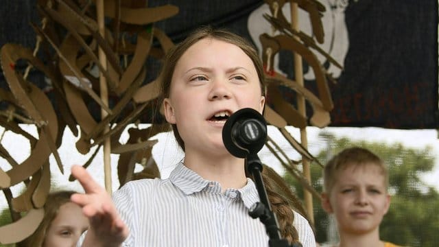 Greta Thunberg, Klima-Aktivistin aus Schweden, spricht während einer Demonstration für Klimagerechtigkeit in Wien.