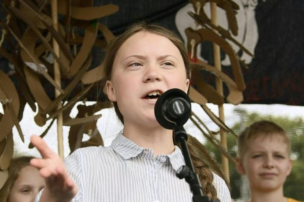 Greta Thunberg, Klima-Aktivistin aus Schweden, spricht während einer Demonstration für Klimagerechtigkeit in Wien.
