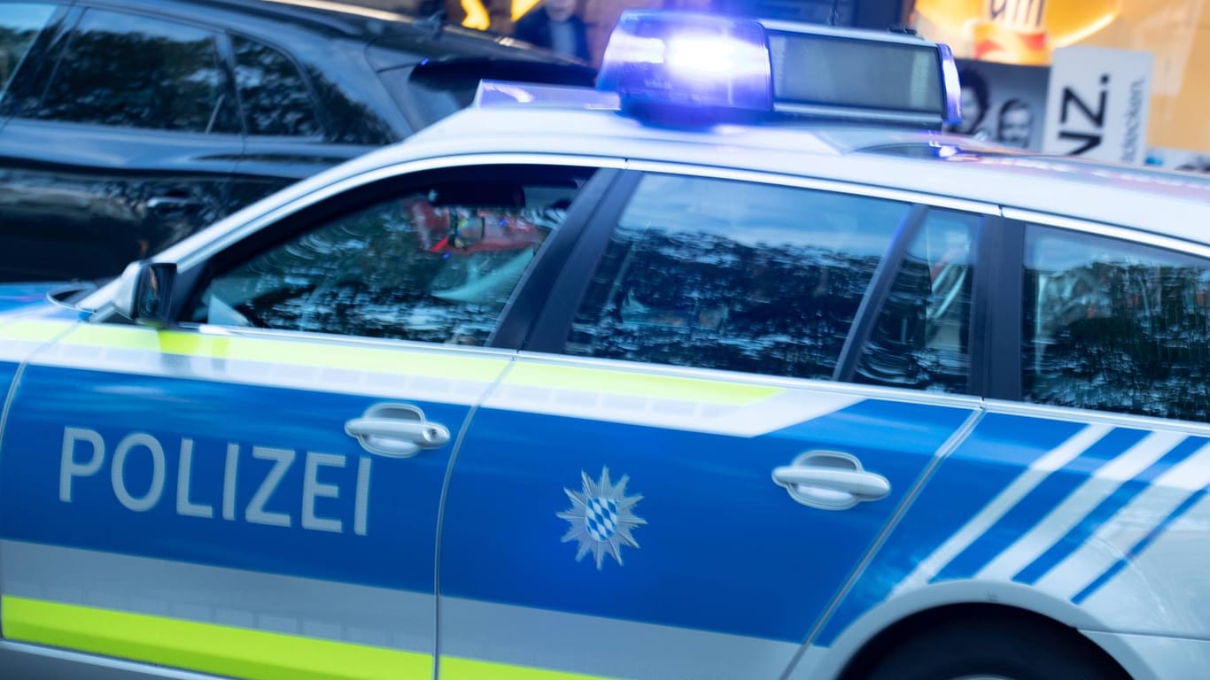Polizeiwagen im Einsatz: In Bayern mussten Beamte Tumulte in einer Asylunterkunft beenden.